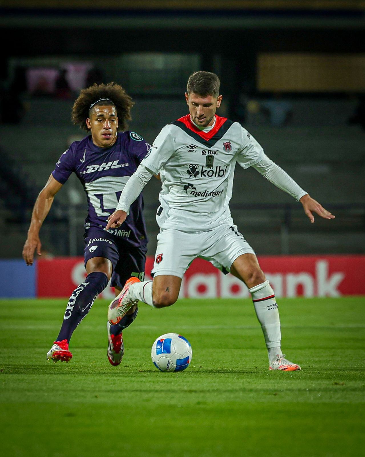 Alberto Toril controla el balón ante la marca de Adalberto Carrasquilla en el partido entre Pumas y Liga Deportiva Alajuelense.