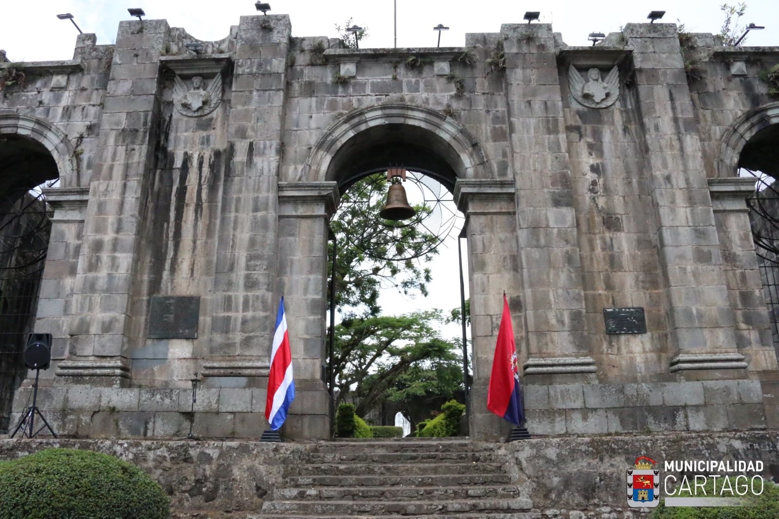 Campana de la Independencia volvió a las Ruinas de Cartago con una réplica exacta de 290 kilos el 7 de mayo del 2026