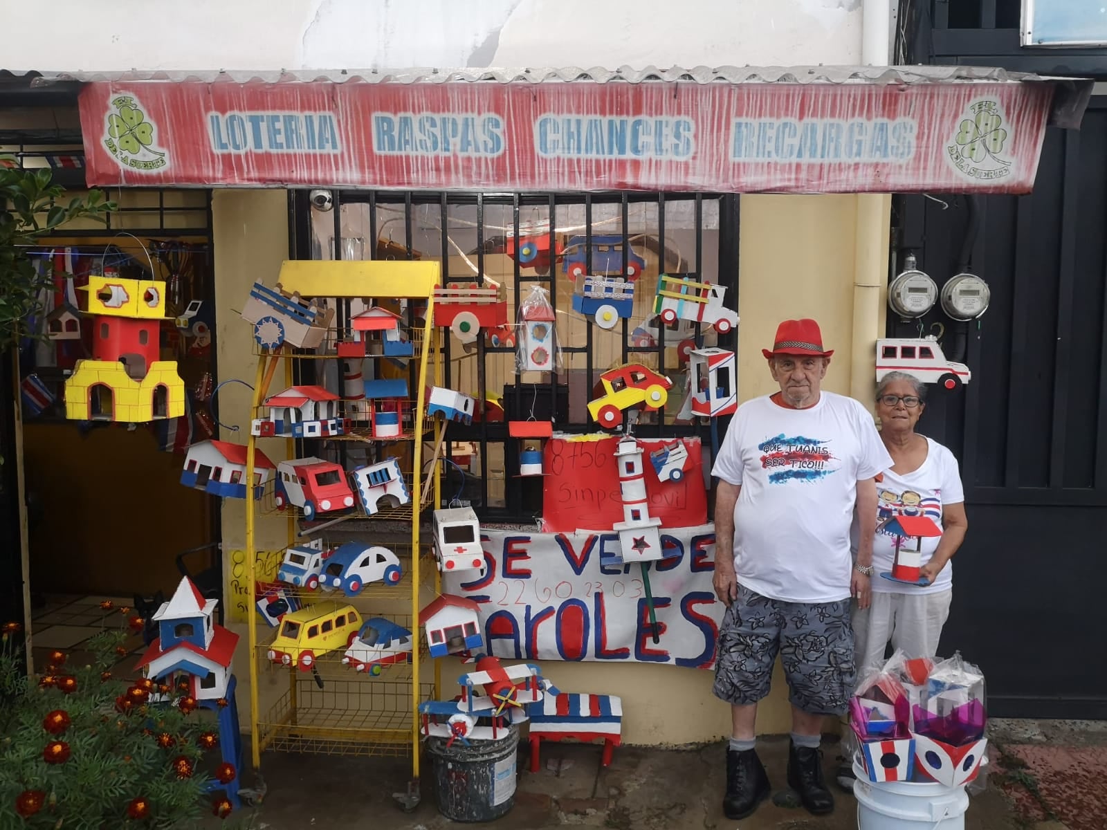 Don Jorge Chaves Lobo siempre les hizo los faroles a sus cuatro hijos para el 14 de setiembre. Como quedaban tan bonitos, un amiguito de un hijo le pidió el favor que le hiciera uno, después fue otro amiguito y siguió otro, así hasta que llegaron a más de 15, lo que motivó a este vecino de la urbanización La Esperanza de Heredia, hace 10 años, dedicarse a hace faroles para vender. En la foto con su esposa, doña Norma Chaves