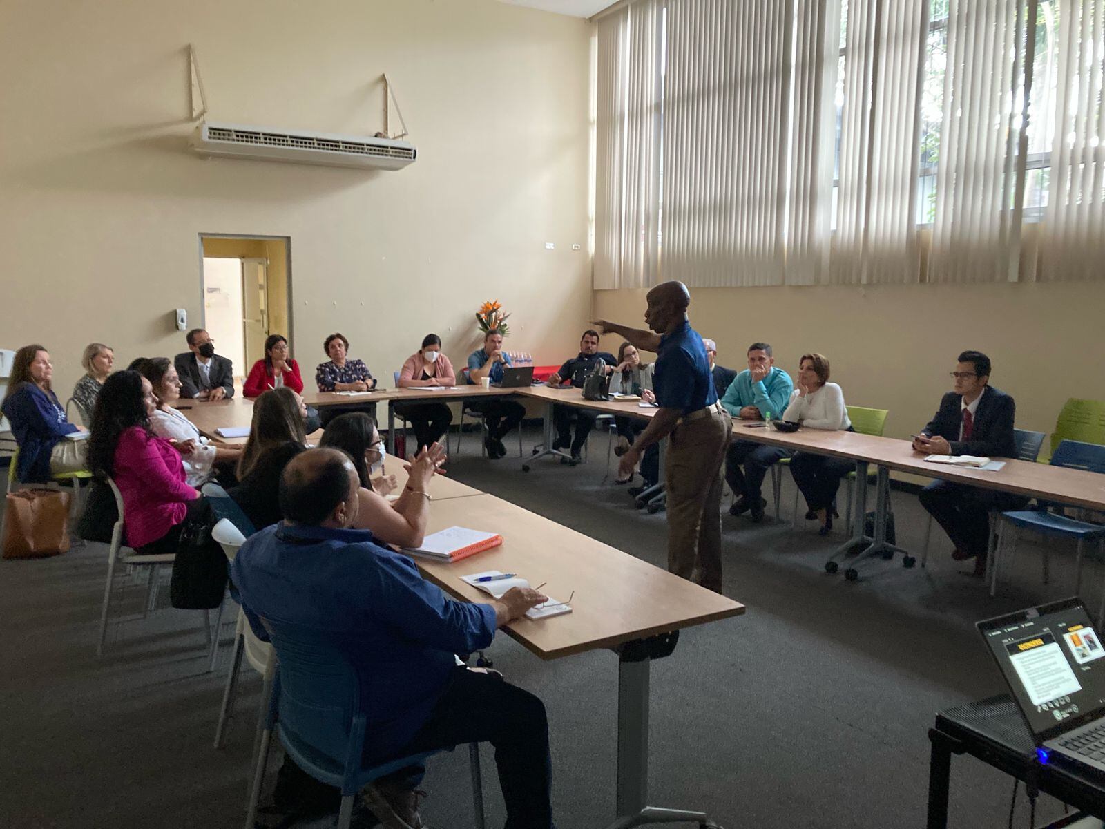 Agentes Federales de los Estados Unidos están dando varios cursos a la comunidad educativa pública y privada sobre la amenaza de tiroteos en centros educativos.