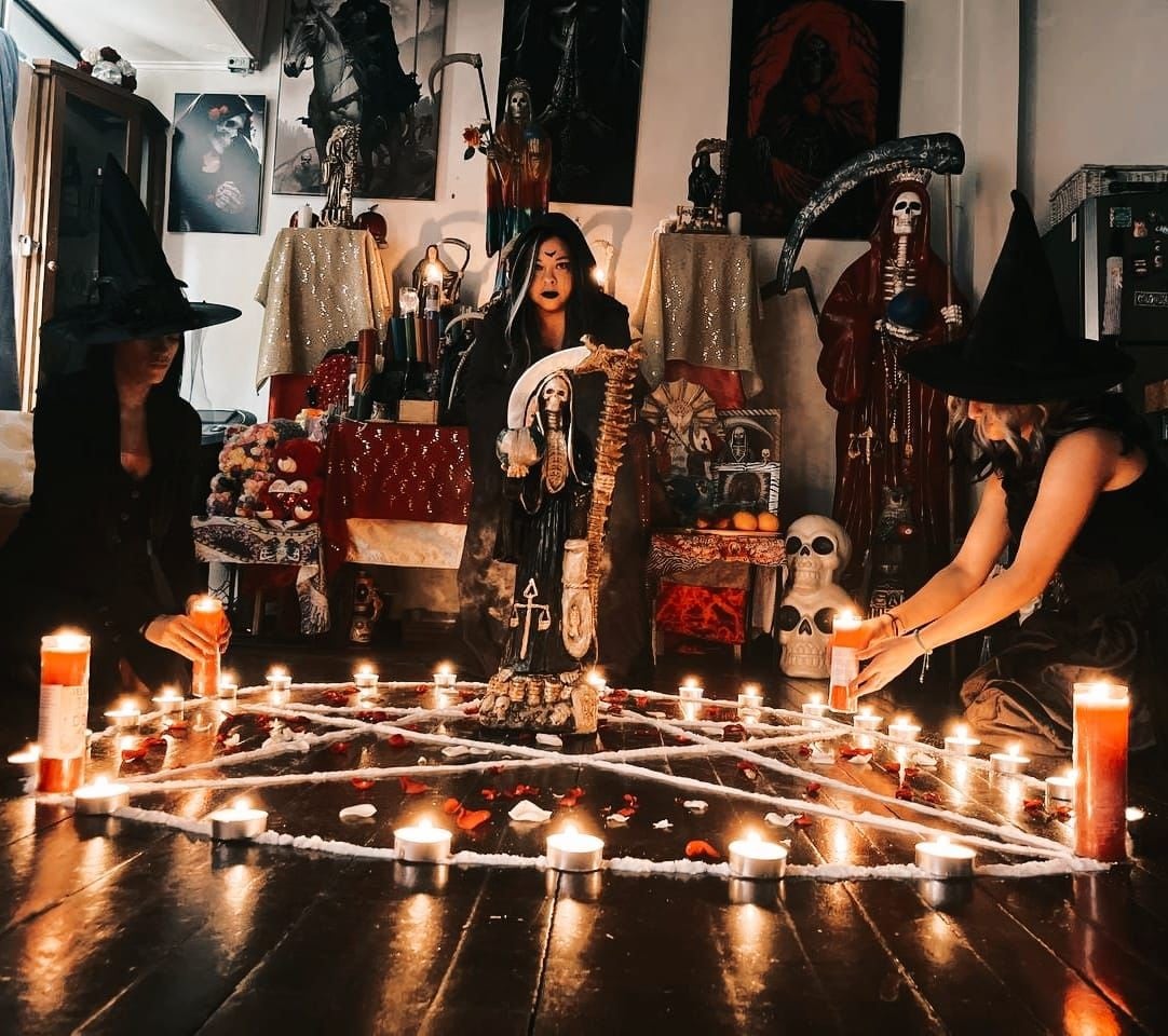 El 24 de junio habrá reunión de brujas, aquelarre, en Zapote, una de las organizadoras, Mithzi Bonilla, conocida como Mithzi-Tarot, nos lo confirmó. En la foto de izquierda a derecha, las brujas Carolina Ortiz, Mithzi Bonilla y Daniela Quesada.