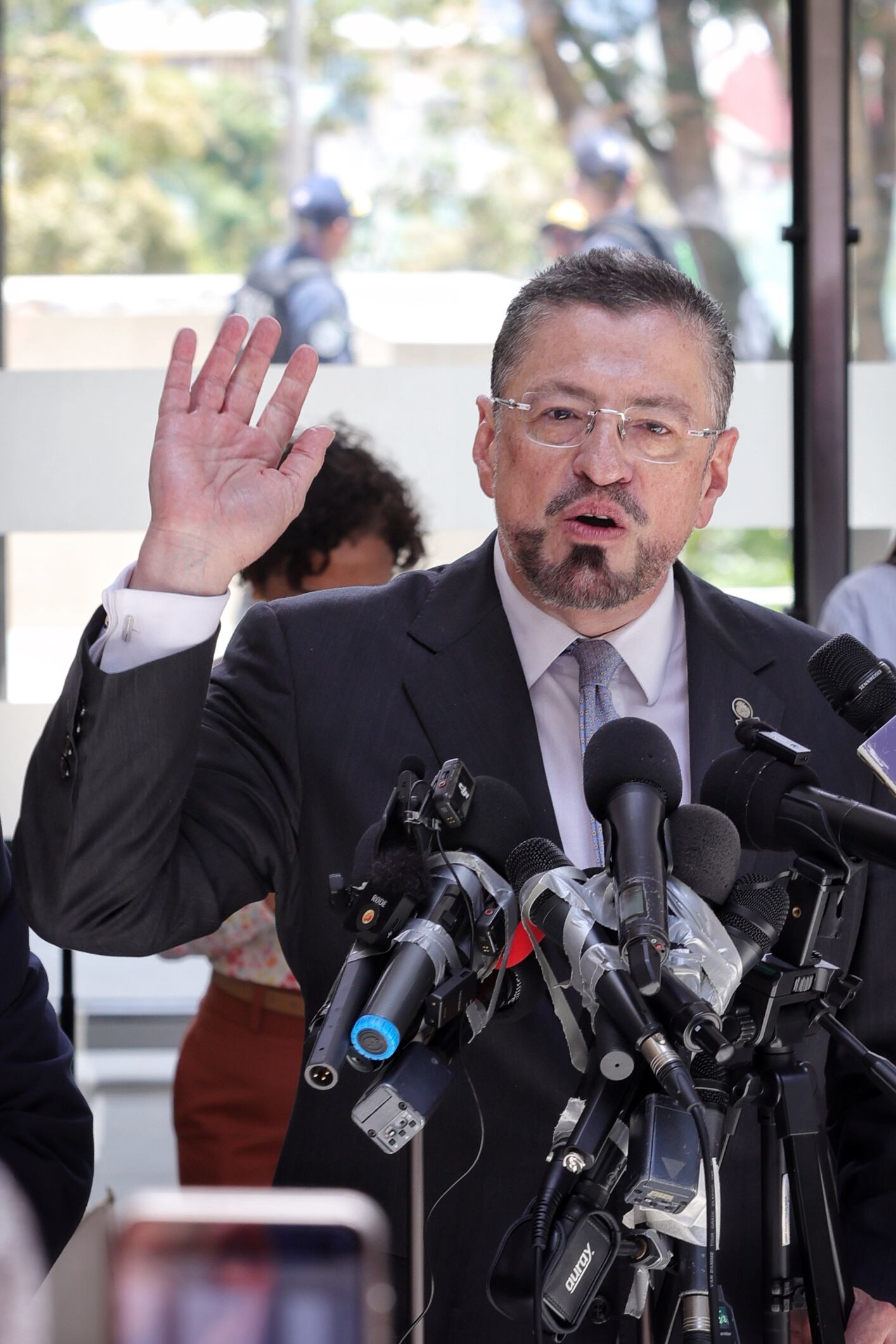 Rodrigo Chávez posterior a la comparecencia con diputados en la Asamblea Legislativa