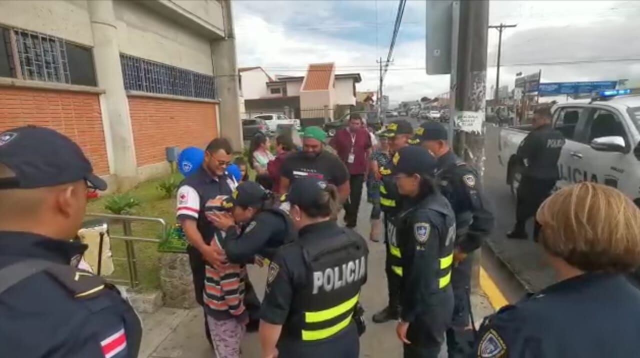 Niño baleado por asaltante fue recibido como héroe a su salida del hospital. Foto Keyna Calderón.