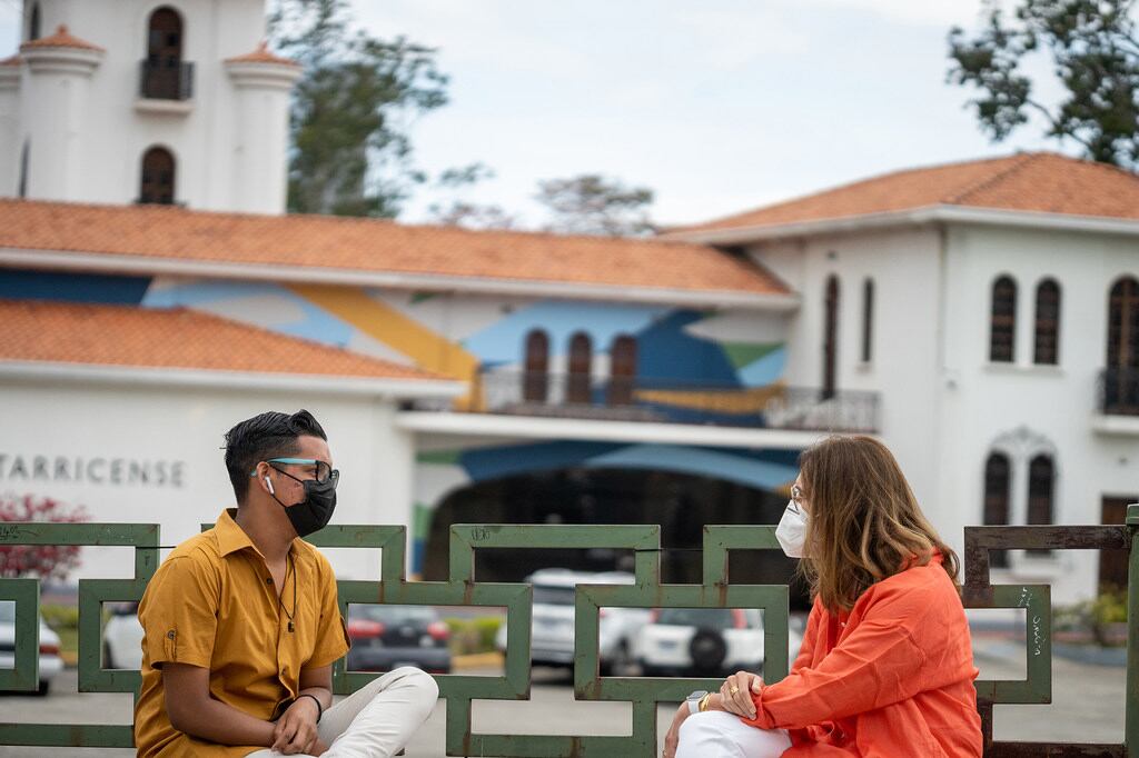 John Mora es un migrante nicaragüense que vive en Costa rica y que se alegra de haber podido encontrar en este país las oportunidades que andaba buscando para crecer en sus estudios y sus sueños profesionales