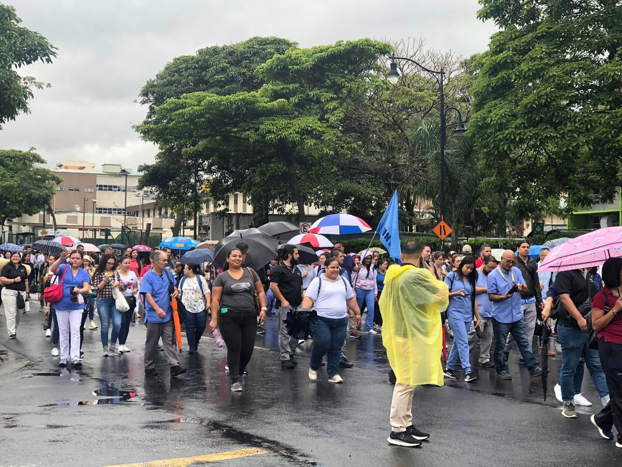 Los sindicatos del sector salud le mandaron una muy clara advertencia al presidente Rodrigo Chaves: o los escucha o se viene una huelga indefinida de los trabajadores de la Caja Costarricense de Seguro Social (Caja).