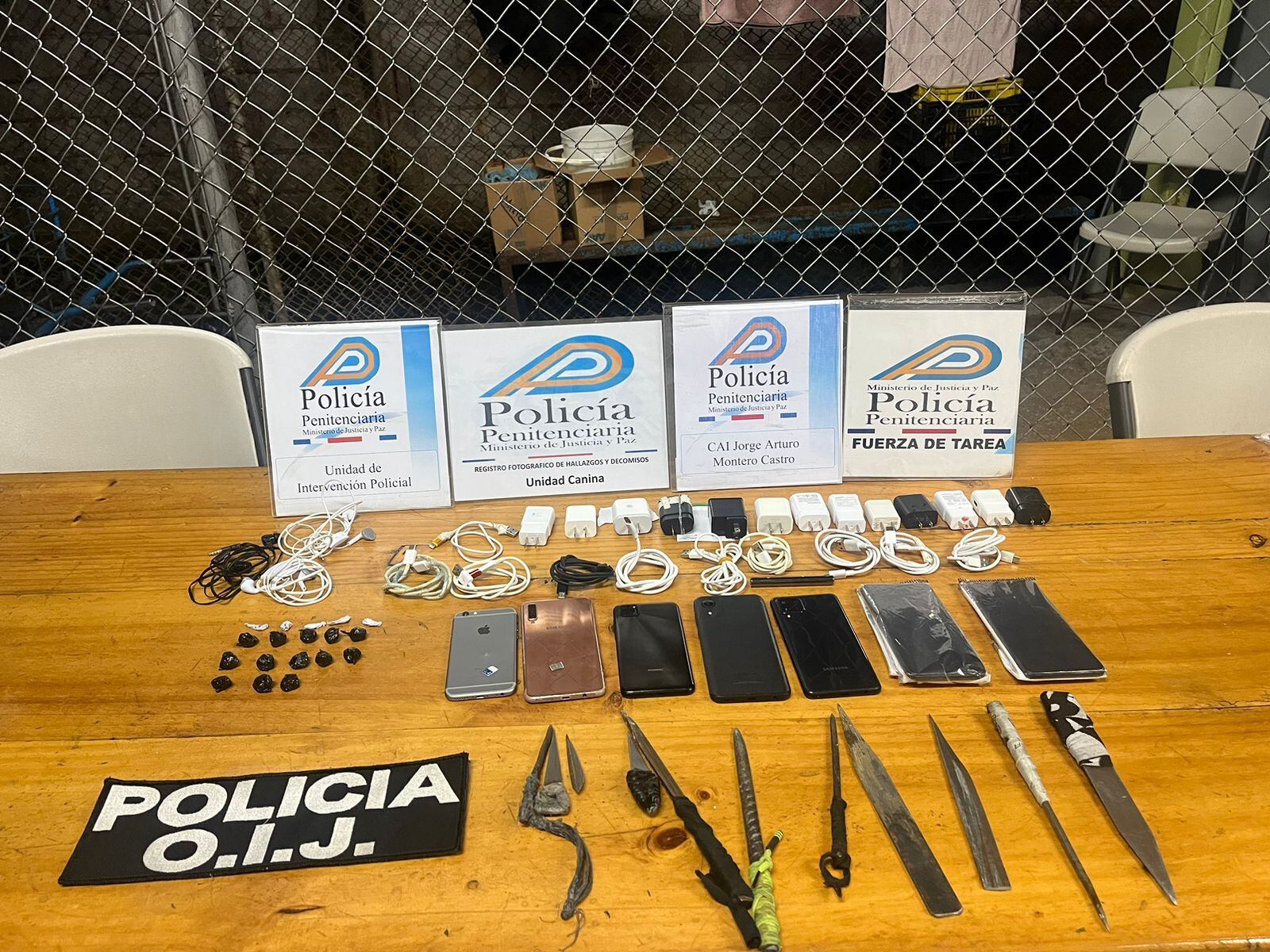 Autoridades decomisaron en la Reforma 7 teléfonos celulares. 13 adaptadores para cargar celulares, 11 armas blancas y 17  dosis de aparente cocaína. Foto Justicia.