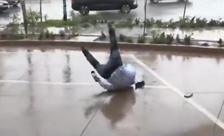 Miguel Ángel del Toro cayó de espaldas mientras reportaba las fuertes lluvias en Guadalajara.