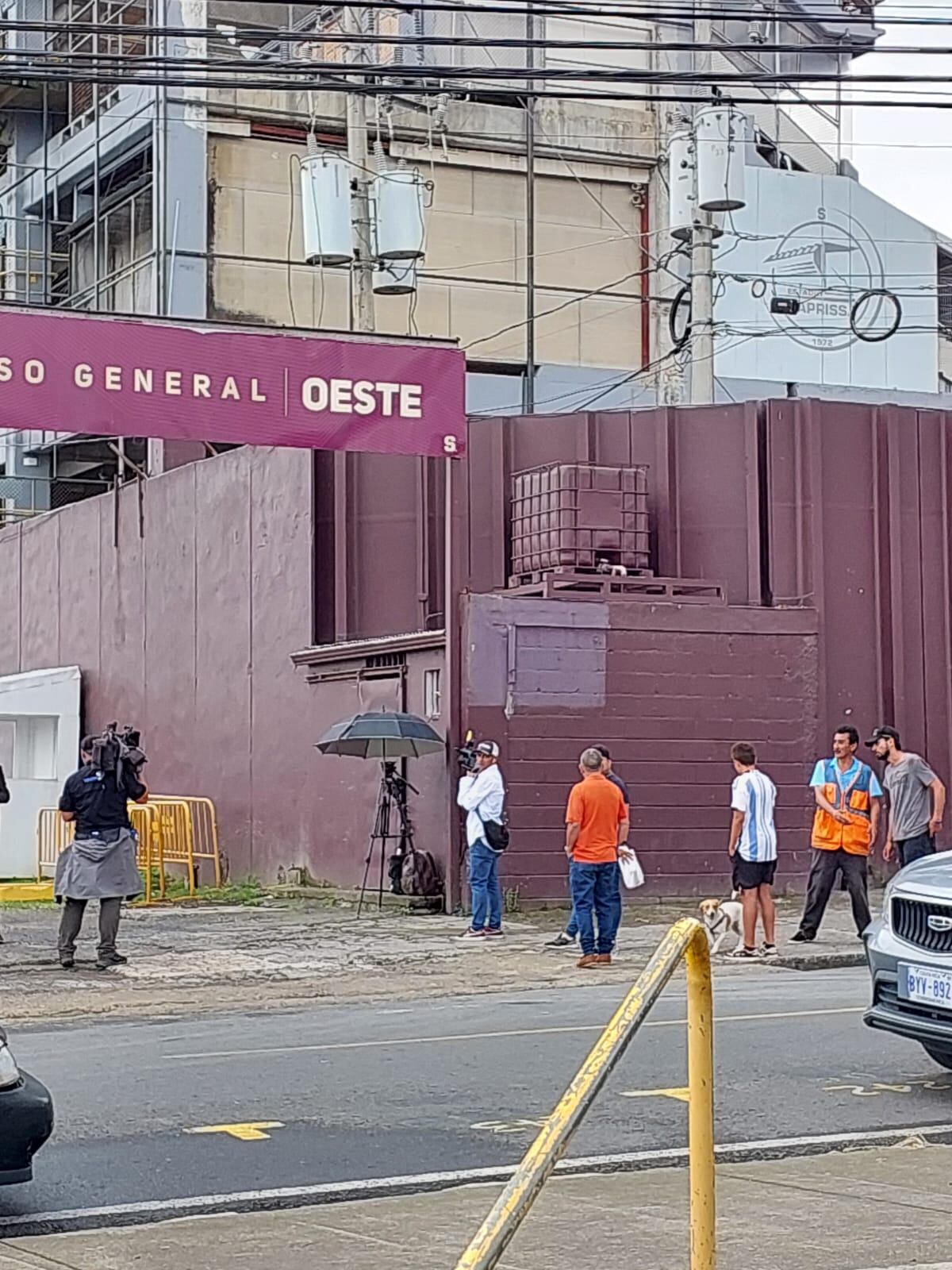 Aficionados y prensa esperando a Keylor Navas en las afueras del Saprissa