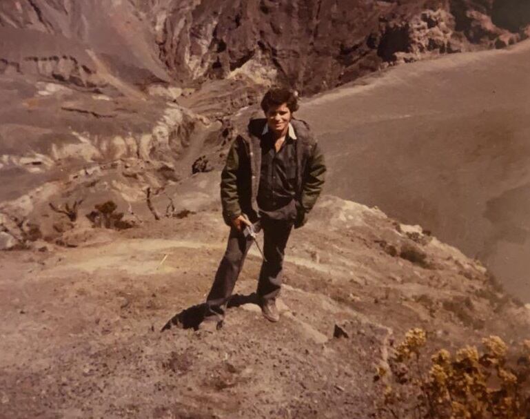 Víctor Eduardo Álvarez Redondo, vecino de Potrero Cerrado de Cartago, de 59 años y quien vivió en una de las casitas de la cima del Irazú durante 18 años ya que trabajó, junto a su esposa, para Canal 6, entre 1980 y finales de los noventas.