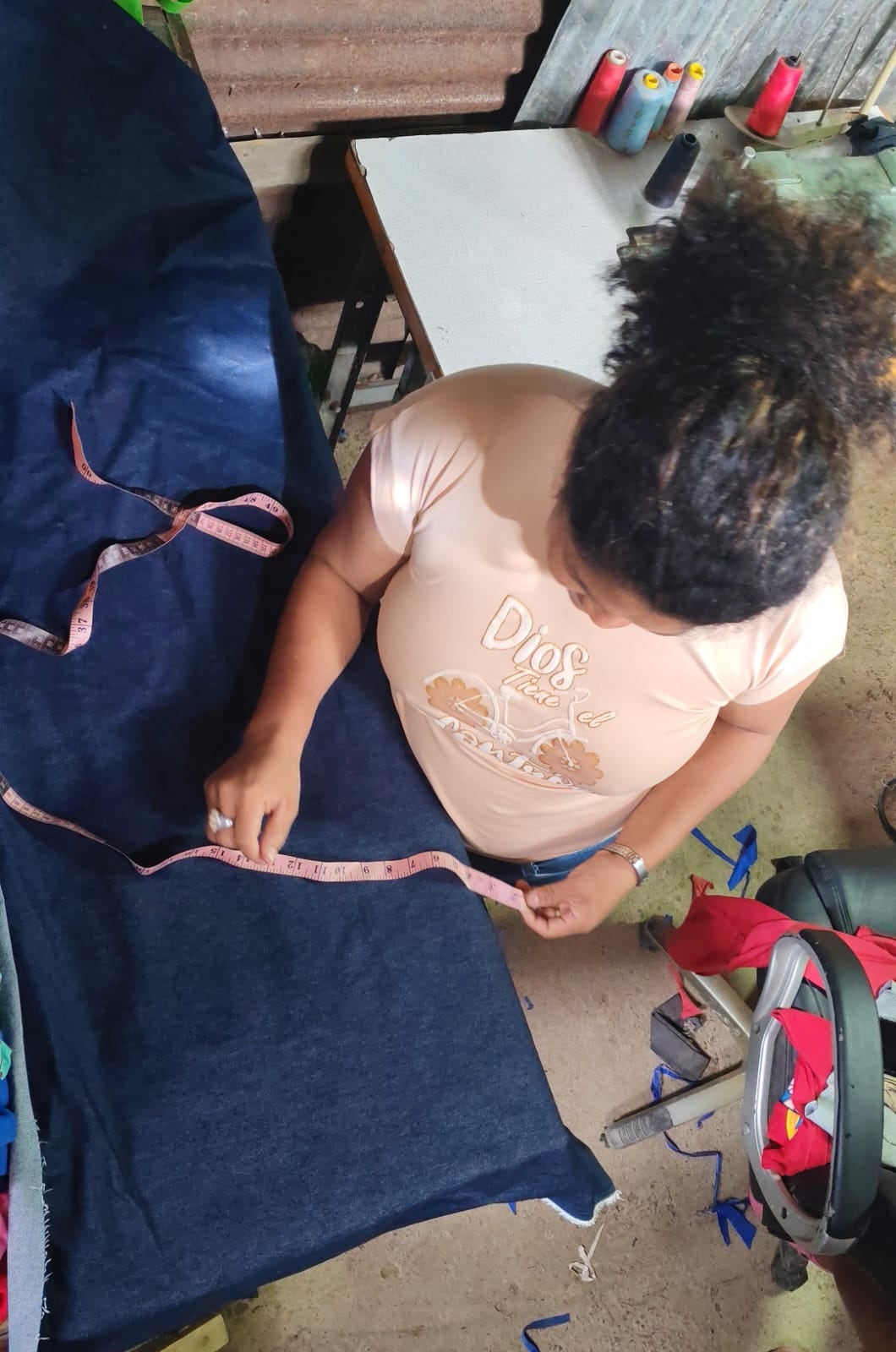 Jorleny Espinoza nació en Nicaragua y hace nueve años se vino para Costa Rica. Ahora tiene un tallercito de costura.