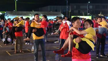 Baten récord mundial de “llevar a novias” en brazos