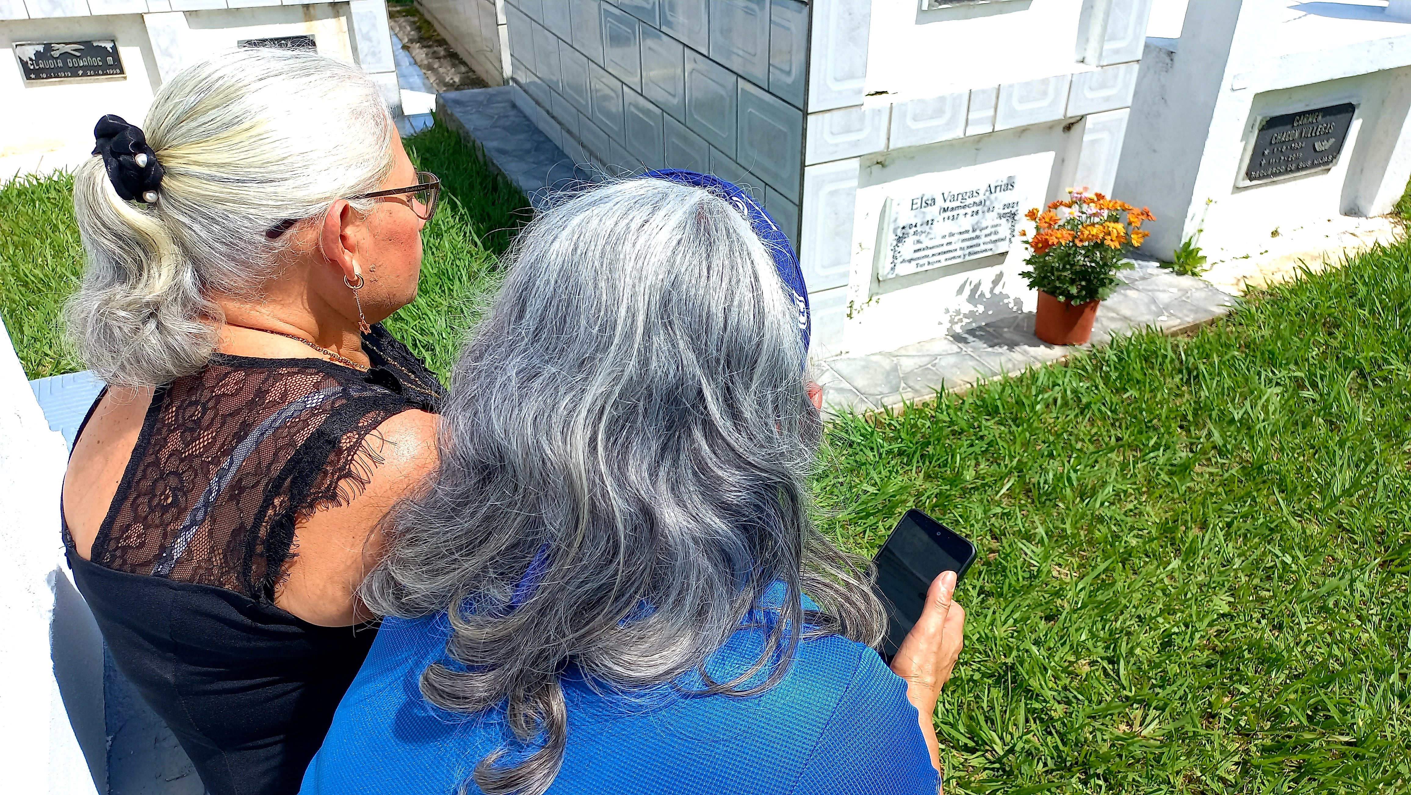 El Cementerio de Grecia recibió este martes a muchos visitantes durante la misa del Día de la Madre.