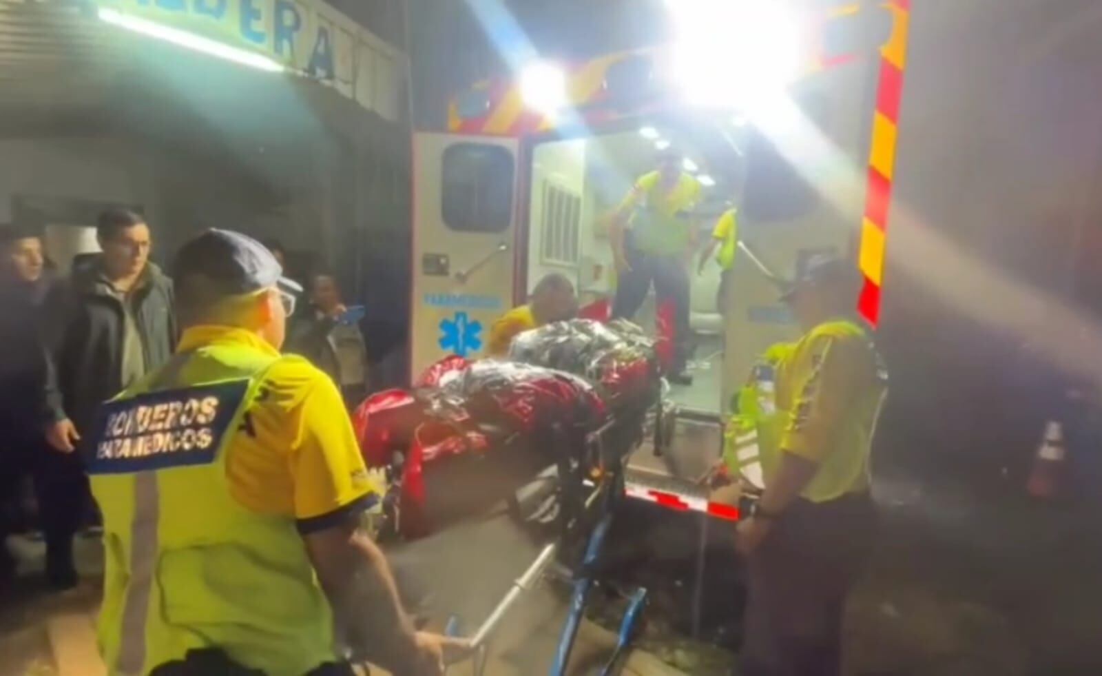 Así fue la llegada a Caldera del guardaparques accidentado en Isla del Coco. Foto Bomberos.