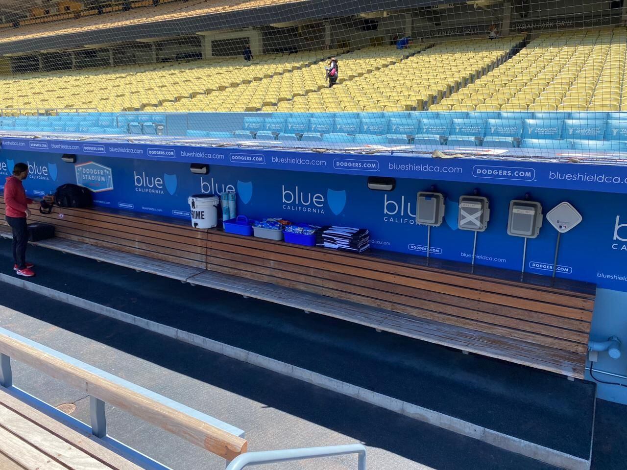 El dugout del equipo visitante, un lujo.