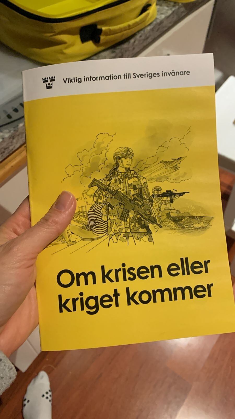 Así se ve uno de los panfletos que ha repartido el gobierno de Noruega con instrucciones en caso de un ataque nuclear. Foto: Cortesía.