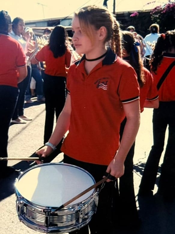 Ana Solano Villalobos, tiene 28 años, y hoy está a las puertas de uno de los logros más grandes que un percusionista puede soñar: representar a Costa Rica en el World Percussion Group 2026, el evento de percusión más prestigioso del planeta, es un mundial de percusión y ella sí clasificó.