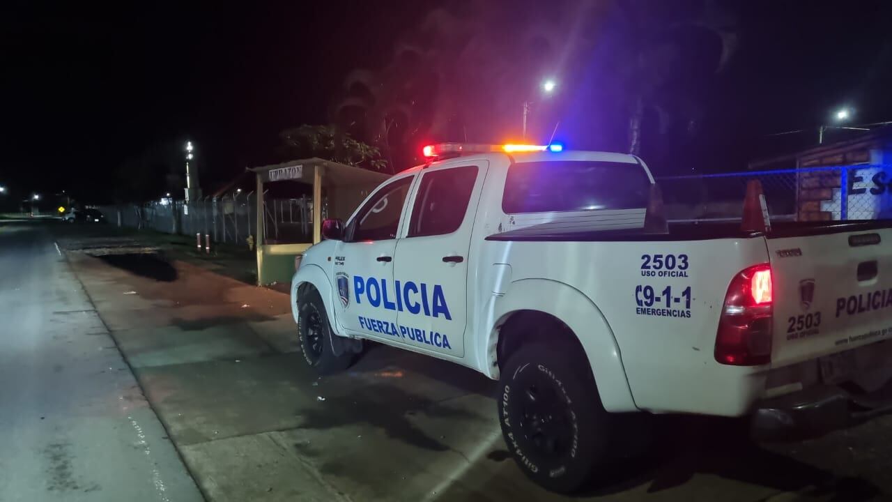 Según fuente policial, las víctimas corrían  cuando fueron sorprendidos por un vehículo color gris, desde el cual les dispararon con una escopeta.