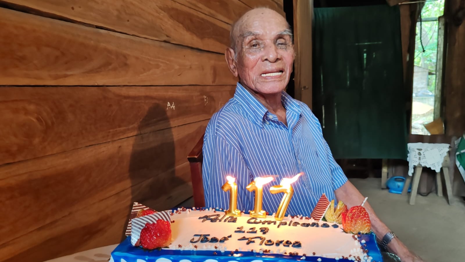 José Flores Flores nació el 11 de julio de 1907 en el cantón de Cañas, Guanacaste y al celebrar su cumpleaños 117 se mostró puras Tejas, está súper entero y lúcido