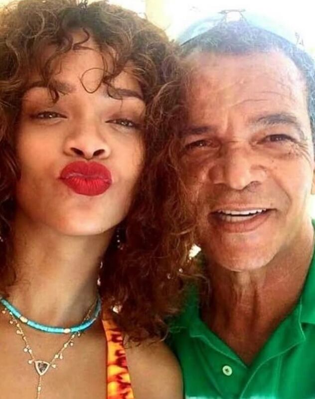 La cantante Rihanna pasa por un duro momento ya que su padre, Ronald Fenty, falleció este sábado a los 70 años.