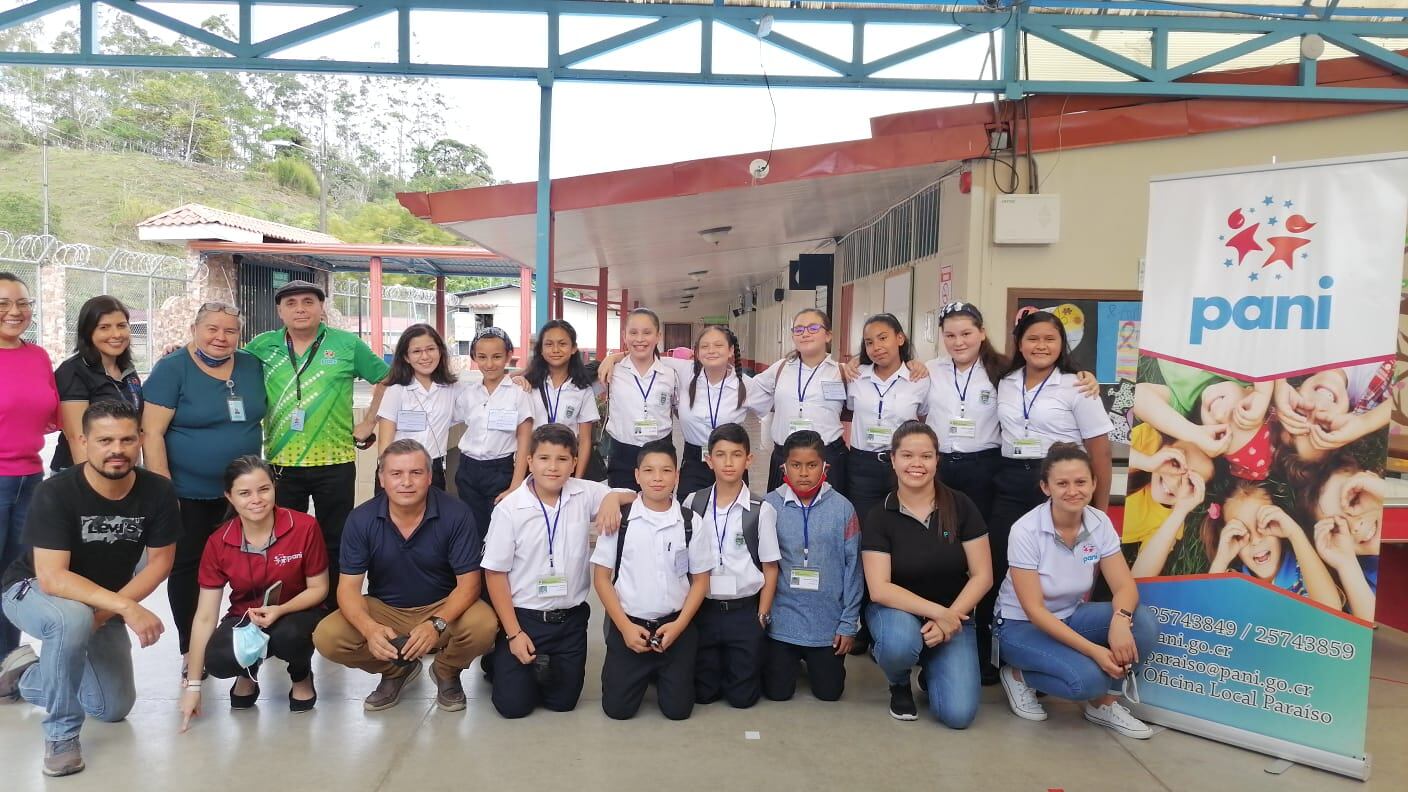 El Liceo Académico (144 estudiantes) y la escuela (340), Miguel Picado Barquero, de Santiago de Paraíso de Cartago, vivieron este viernes 1 de abril la fiesta cívica de las elecciones presidenciales de la segunda ronda