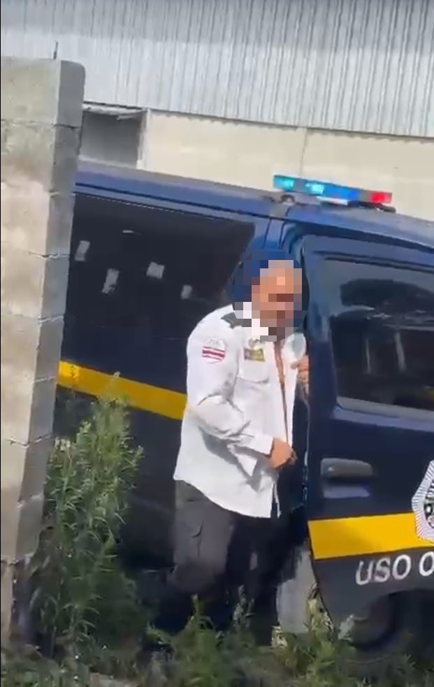 En el video se ve como el oficial se cambia el uniforme por una camisa negra.