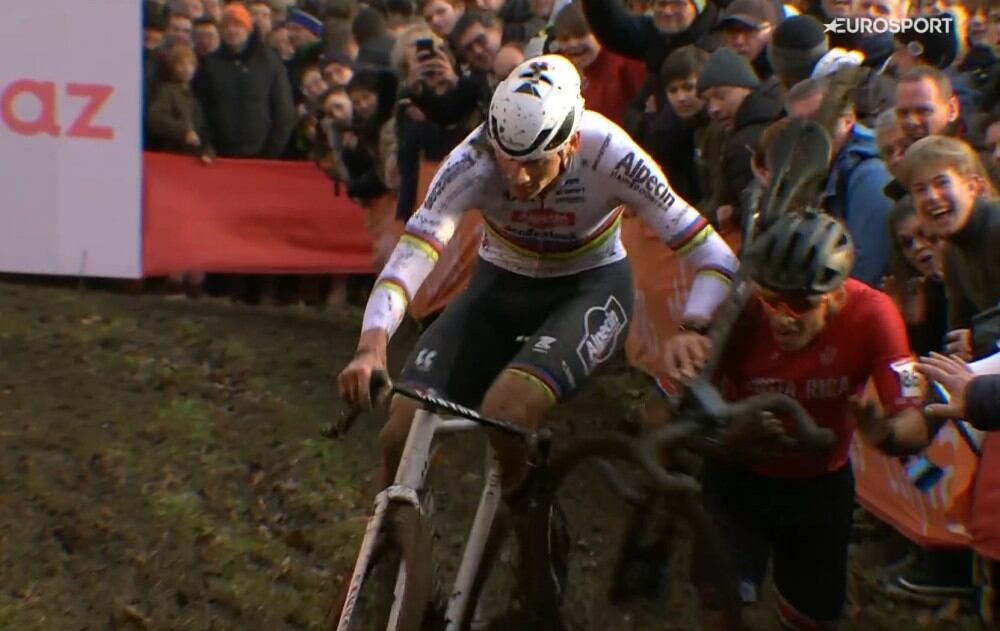 Momento en el que Mathieu Van der Poel empuja a Felipe Nystrom. Foto: captura video