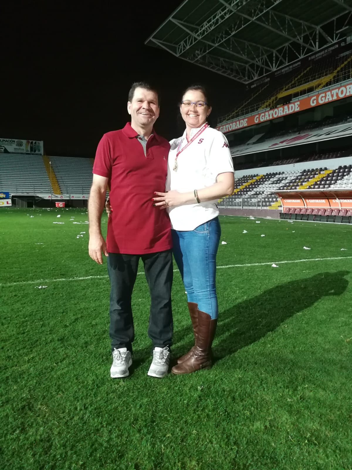 Juan Gabriel Rodríguez, el famoso Pingo, masajista del Saprissa y algunos de sus tesoros. Cortesía.