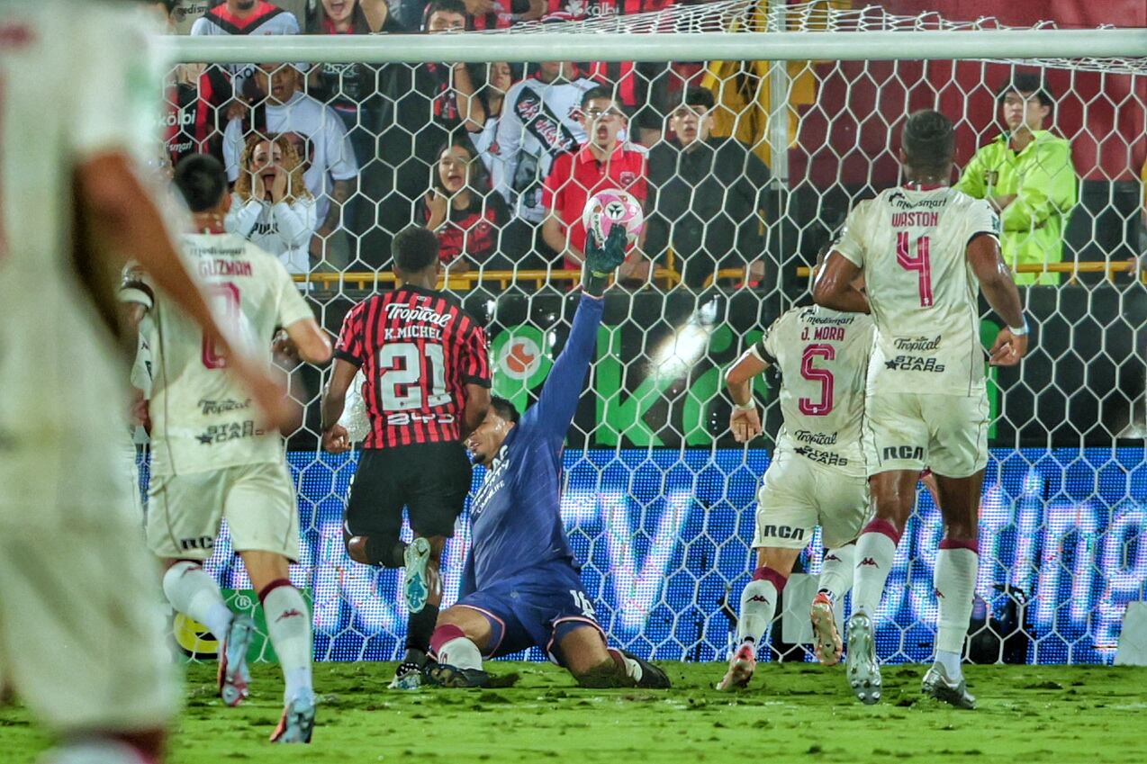 19/10/2025/ Juego entre Liga Deportiva Alajuelense vs Deportivo Saprissa por la jornada 13 del torneo apertura de la Liga Promerica en el estadio Alejandro Morera Soto / foto John Durán