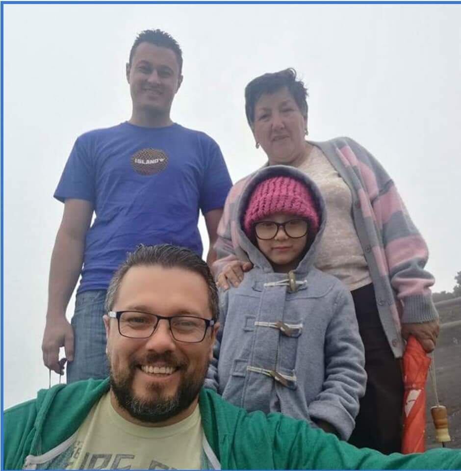 12/08/2021 San Rafael de Coronado. Entrevista a doña Norma Chacón, para Novelón de La Teja. Su hijo Jorge Lizano se sacrificó por ella al enfrentarse con un delincuente que la tenía encañonada en su pulpería, hace tres años. La señora pasa largos ratos contemplando la foto de su hijo. Foto: Cortesía.