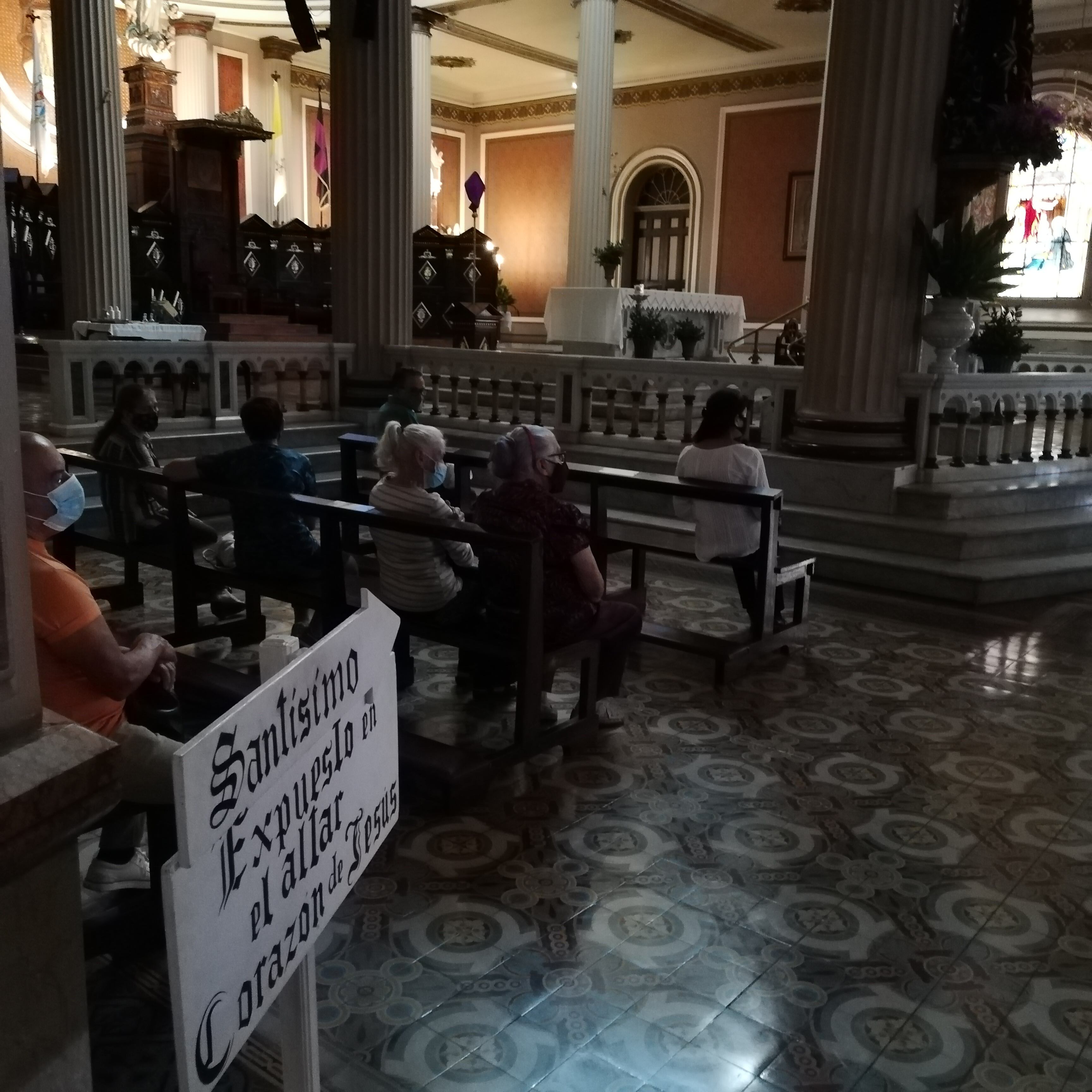 El padre Germán Rodríguez Smith, prefecto de la catedral Metropolitana en San José, confesó de 9 a 11 y también atendió después del medio día este 24 de marzo del 2021. La Semana Santa de este año sí tendrá confesiones.