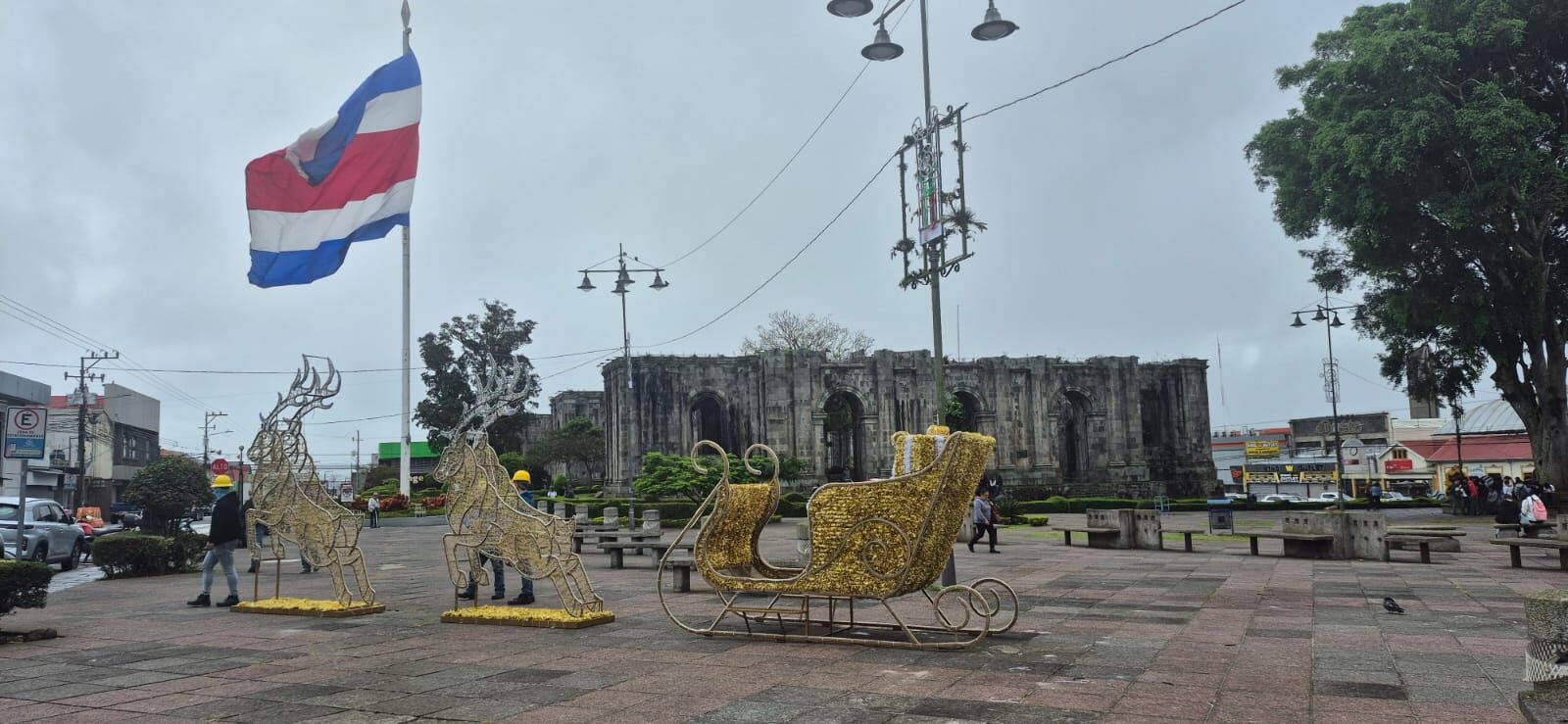 El cantón central de Cartago se prepara para recibir la época más esperada del año con una espectacular iluminación navideña que marcará el inicio oficial de las celebraciones. Este próximo domingo 16 de noviembre, más de 38 figuras luminosas adornarán la Plaza Mayor y las Ruinas de Santiago Apóstol, creando un ambiente mágico para toda la familia a partir de las 5:30 pm.