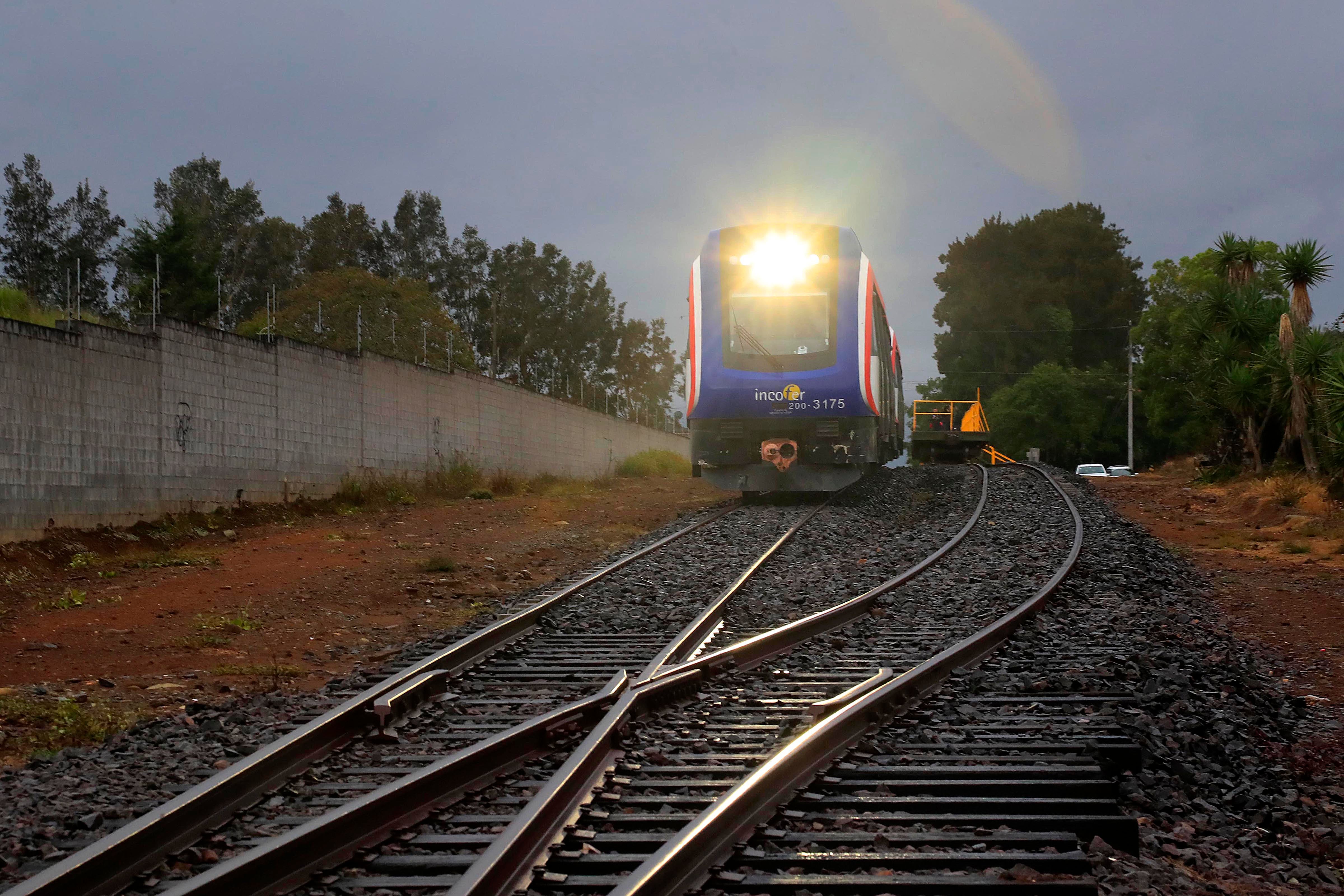 18/09/2023   Paraíso de Cartago. A las 6:05 a.m. partió, unos dos kilómetros antes del centro de este cantón brumoso, el primer tren con rumbo a San José. Entre los aproximadamente veinte pasajeros hubo estudiantes, trabajadores e incluso quienes aprovecharon el viaje para asistir a una cita médica.