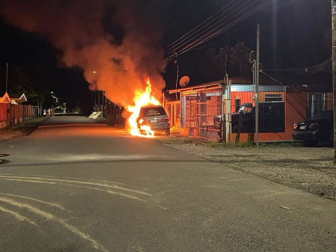 Con bombas molotov dos hombres quemaron una carroza fúnebre