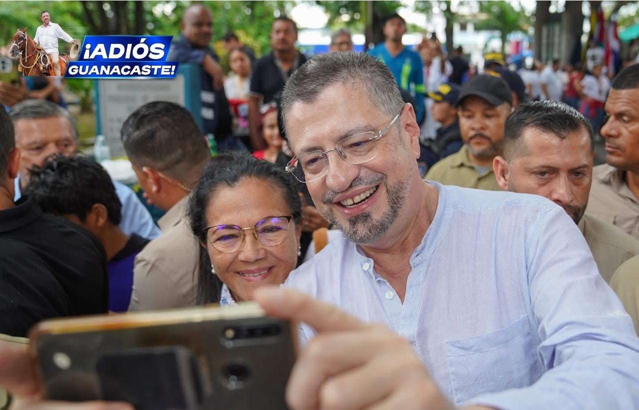 El presidente Rodrigo Chaves lució sus nuevos dientes en su gira en Guanacaste.