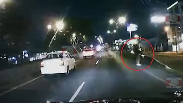 Video muestra los últimos momentos de vida de motociclista atropellado mientras revisaba su moto