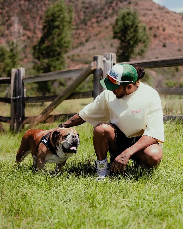 Lewis Hamilton y su perro Roscoe