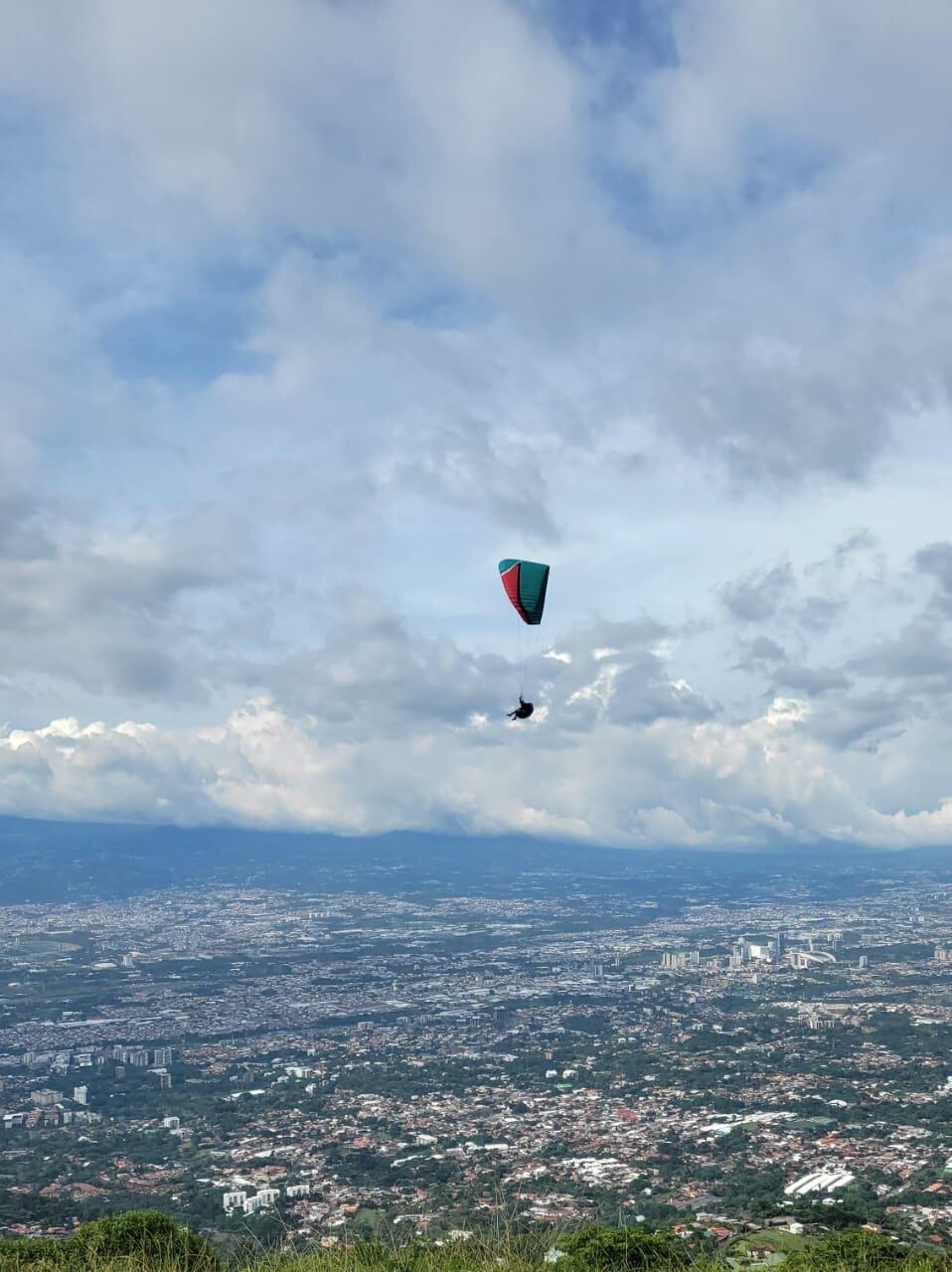 Yosen contó que tiene dos años de volar en parapente.