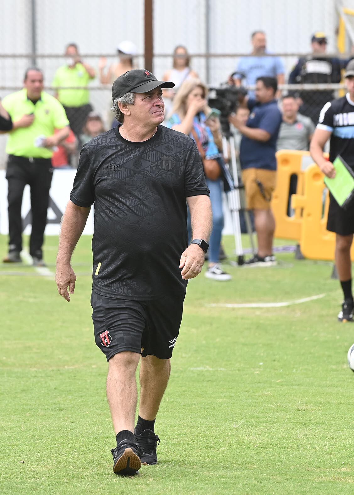 04 de mayo del 2025. Estadio de Piedades de Santa Ana. 11:00 hrs. Jornada 21 del Torneo de Clausura 2025 del Campeonato de Fútbol de Primera División. El equipo descendido, Santa Ana, enfrenta a la Liga Deportiva Alajuelense que disputa junto a Heredia y Cartago el primer lugar de la tabla de posiciones. El técnico manudo Oscar Ramírez presenta su propuesta que lo llevará hasta las instancias finales. En tanto el equipo de Santa Ana cumple con el programa del campeonato en dos partidos más a pesar de que ya descendió a la segunda categoría. Foto: Albert Marín