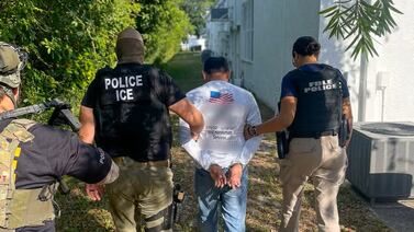 Nuevas normas de Trump obligan a migrantes a esperar de 12 horas hasta 7 días detenidos en una sala