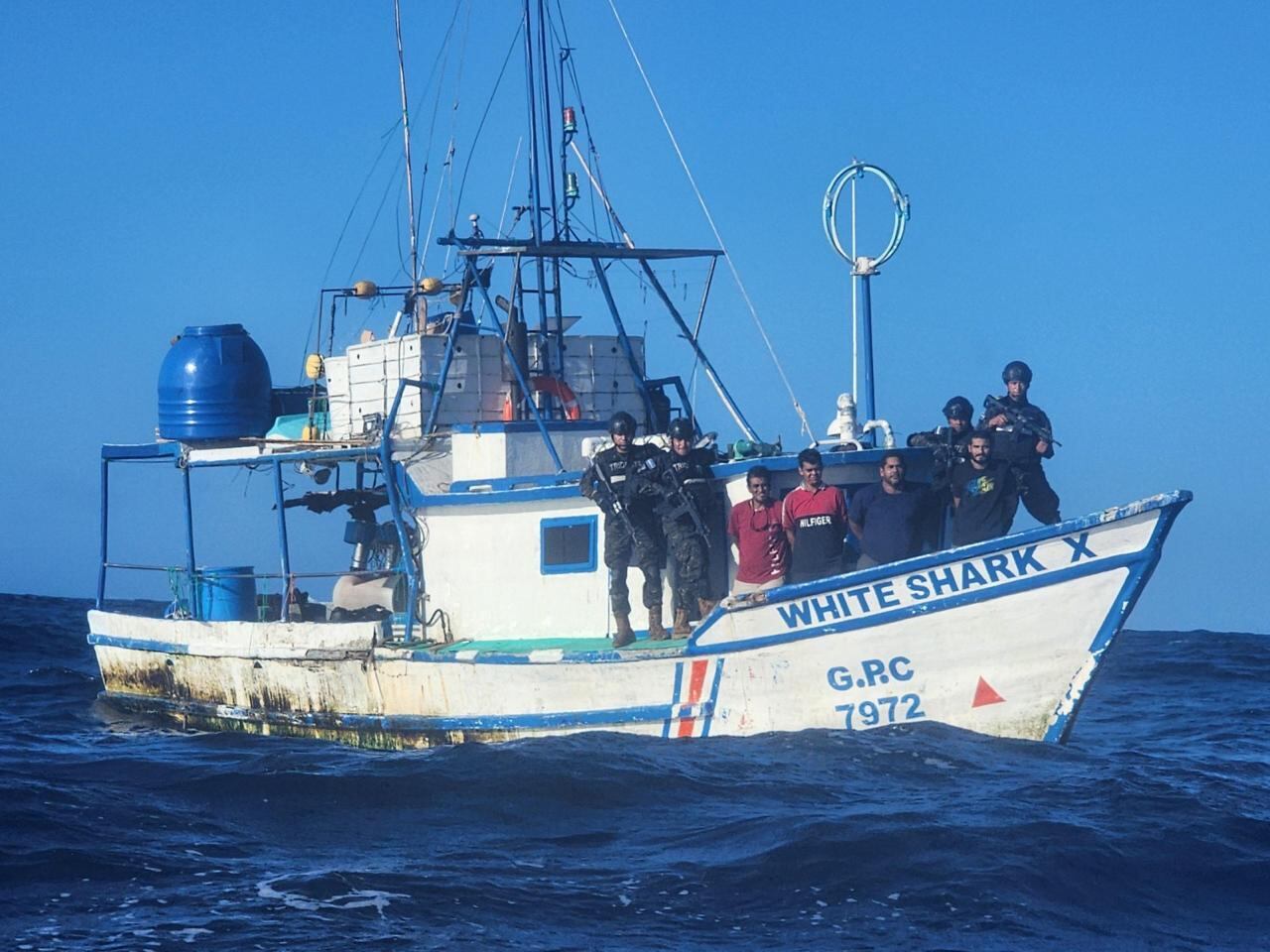 Los sospechosos fueron sorprendidos con 1.5 toneladas de cocaína. Foto X de Nayib Bukele.