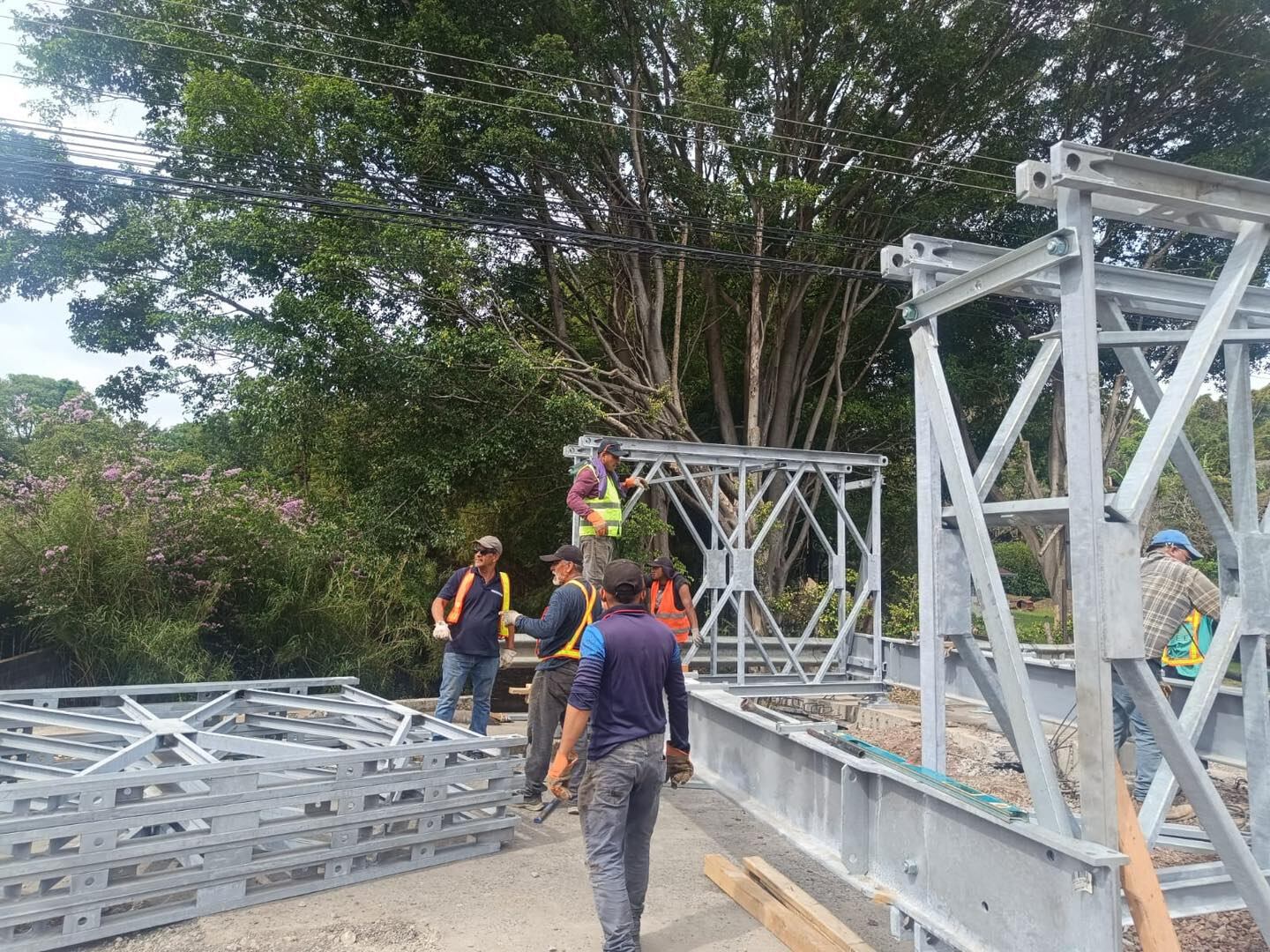 Instalación del puente Bailey sobre el río Damas, en Desamparados