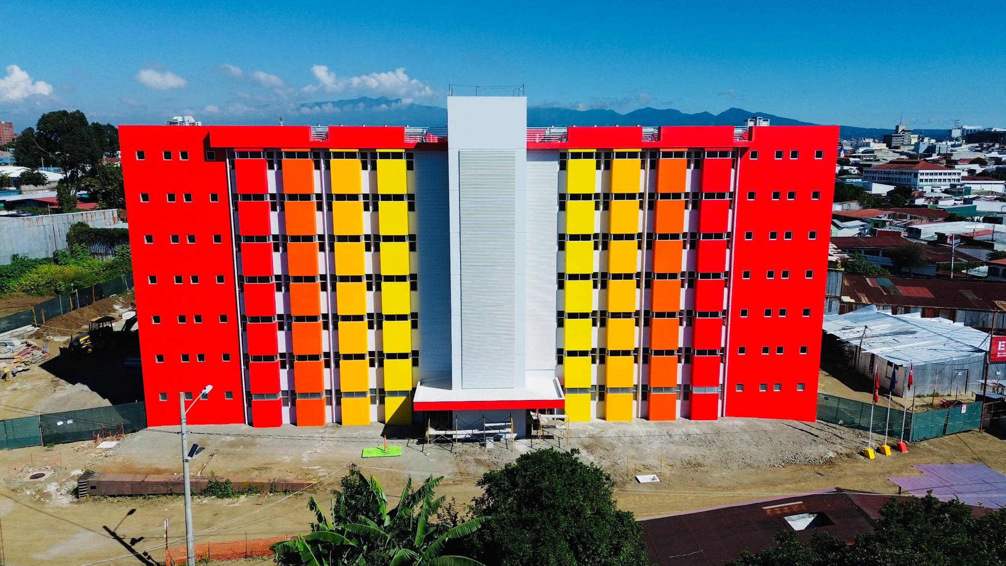 En medio de una tremenda fiesta para Dios el padre Sergio Valverde, de Obras del Espíritu Santo, oficialmente, transformó uno de sus más grandes sueños en una total realidad al inaugurar el primer edificio de los Albergues Juveniles de la Alegría “Torres Espíritu Santo”.