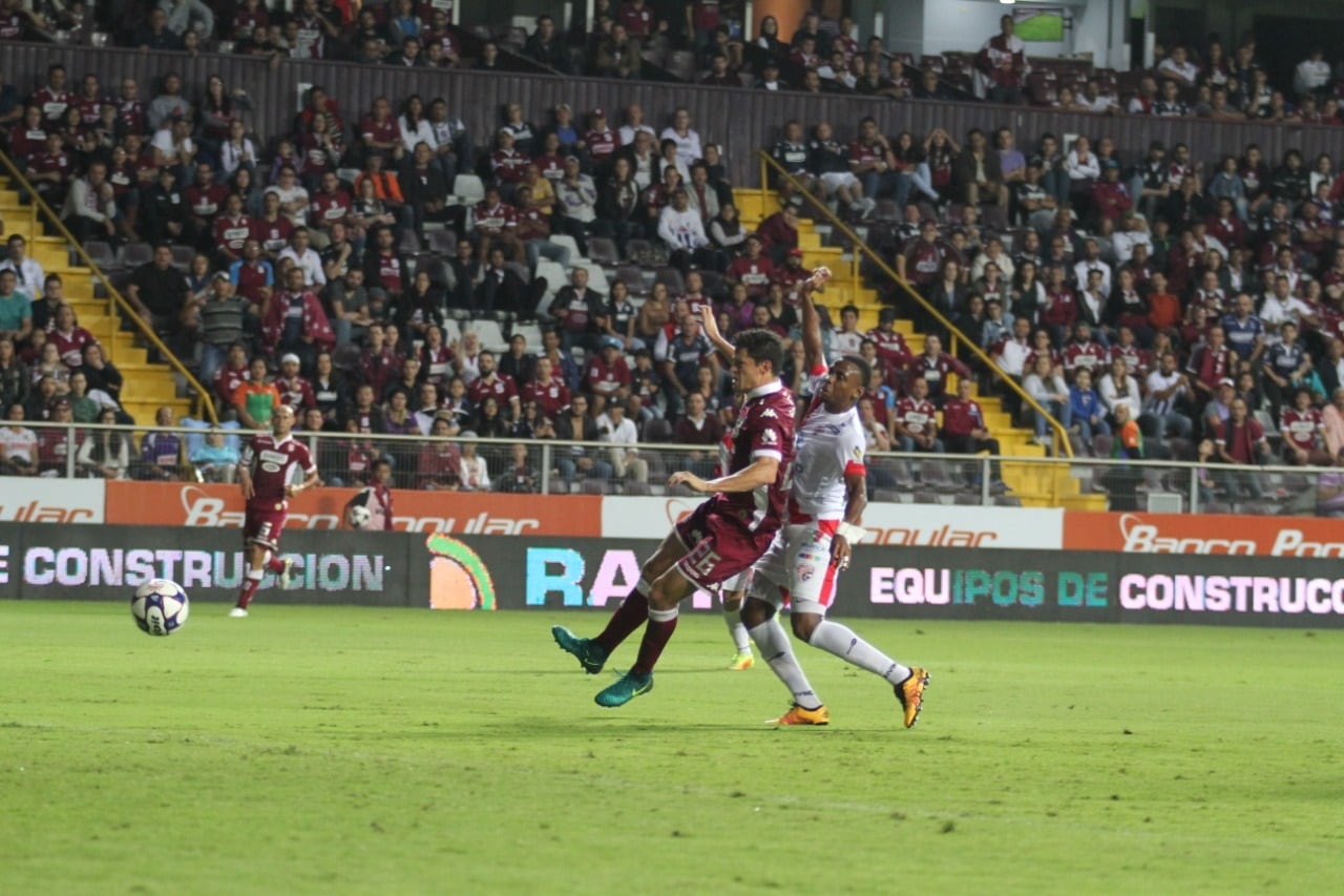 El delantero Daniel Colindres, en una disputa del balón en un juego Saprissa - Santos, en el Ricardo Saprissa.