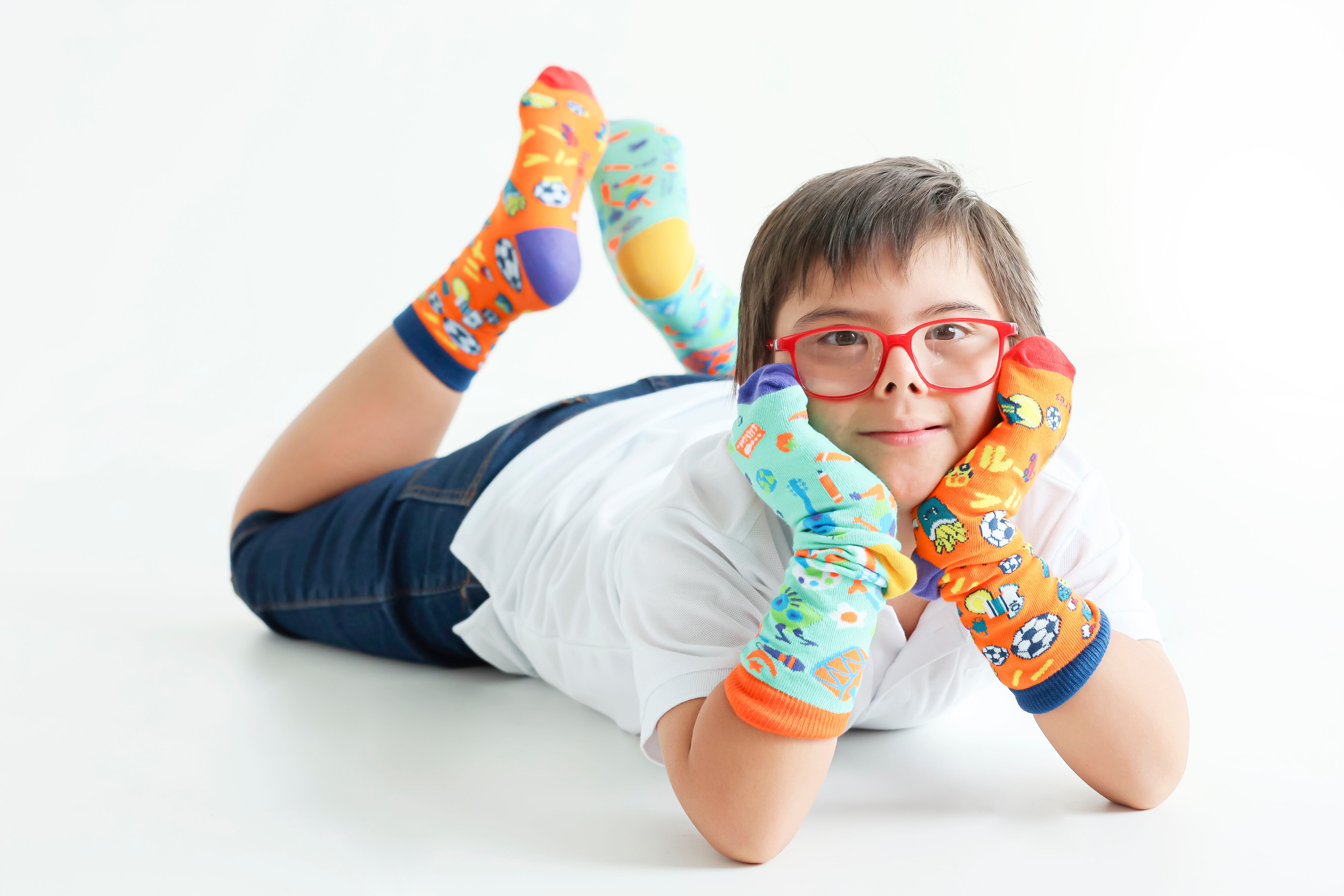 Con solo comprar un par de medias de la campaña “Las llevamos diferentes porque somos iguales”, usted ayudará a las personas con síndrome de Down.