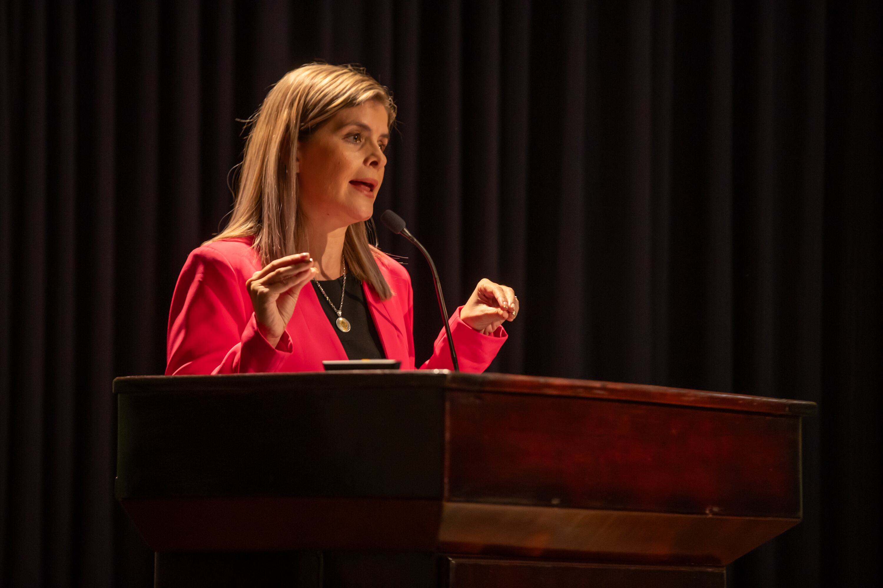 13/12/2023, San Jose, Auditorio de la Universidad Latina, presentación del informe de competitividad de los cantones del país de parte del Consejo de Promoción de la Competitividad. En la fotografía Laura Fernández ministra de planificación.