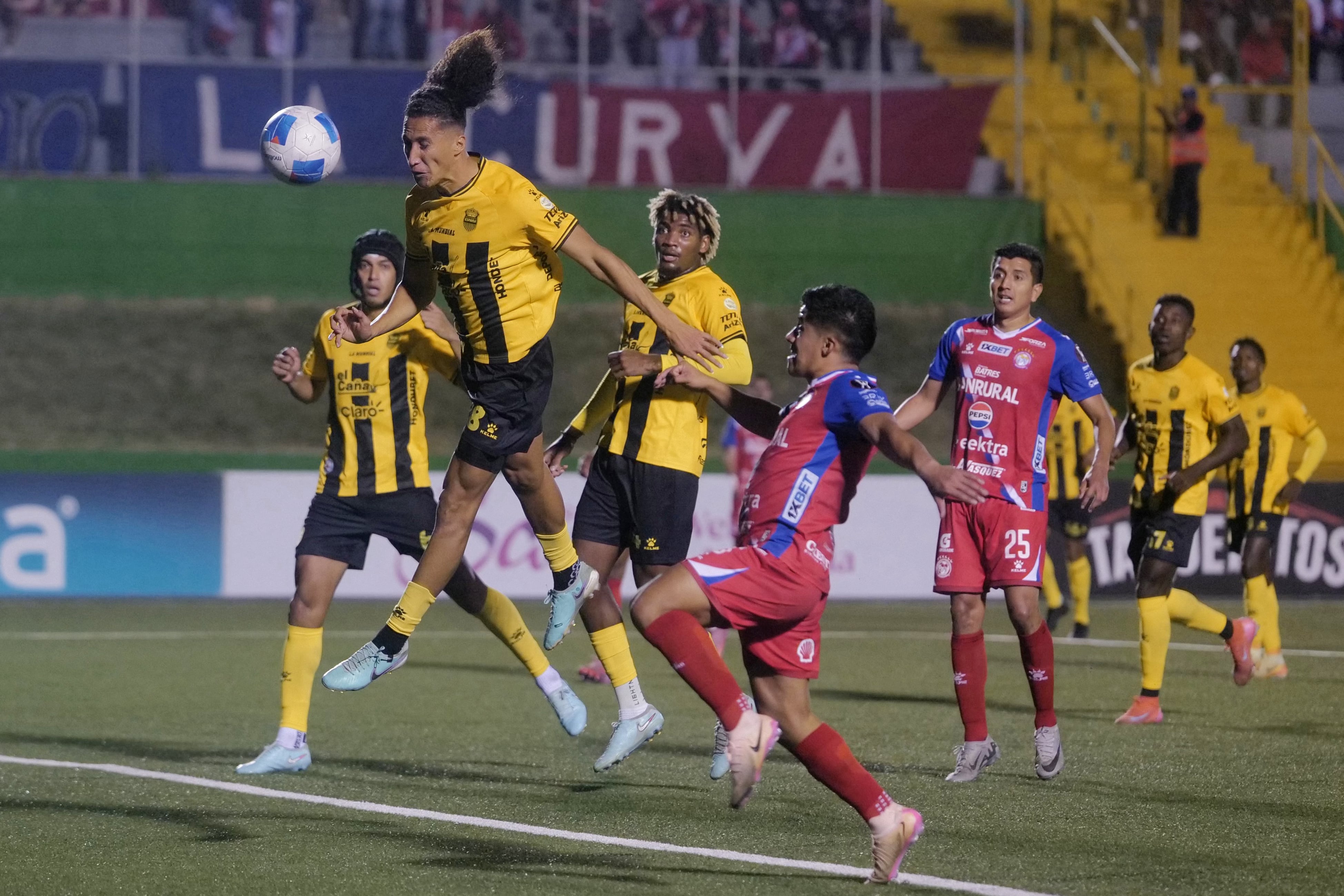 Claudio de Oliveira de Xelajú remata de cabeza ante la marca de Widvin Tebalán, del Real España dirigido por Jeaustin Campos, en la Copa Centroamericana de Concacaf.