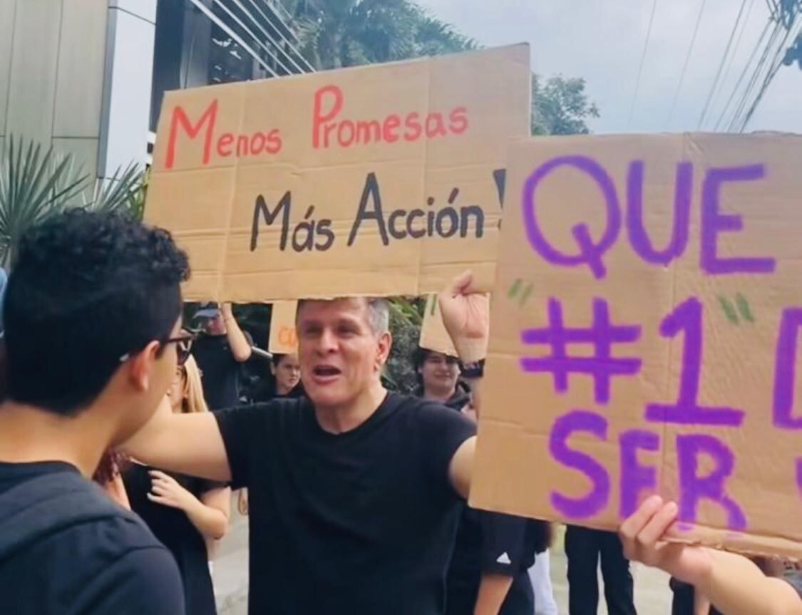 Estudiantes de la Ulacit se manifestaron el 8 de julio del 2024 contra la institución reclamando mejores condiciones para estudiar