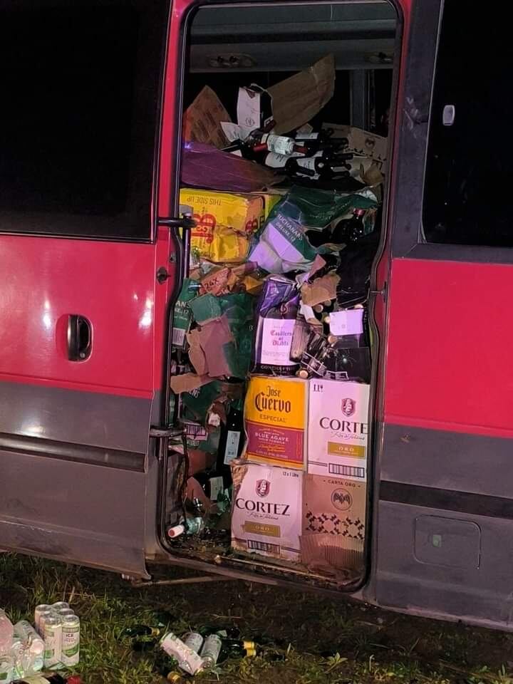 Un hombre que conducía una buseta cargada con aparente licor de contrabando se estrelló contra una patrulla policial y un contenedor al parecer para evitar ser detenido. Foto: Cortesía para La Teja