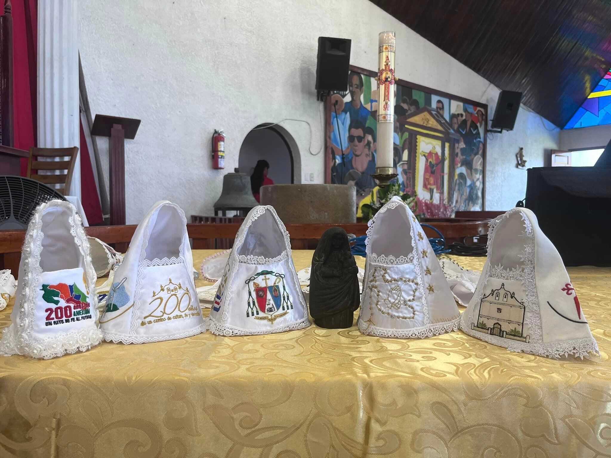 La Diócesis de Tilarán - Liberia seleccionó los 5 trajes que estarán a disposición de las autoridades de la Basílica de los Ángeles, para la vestición de la Virgen de los Ángeles.