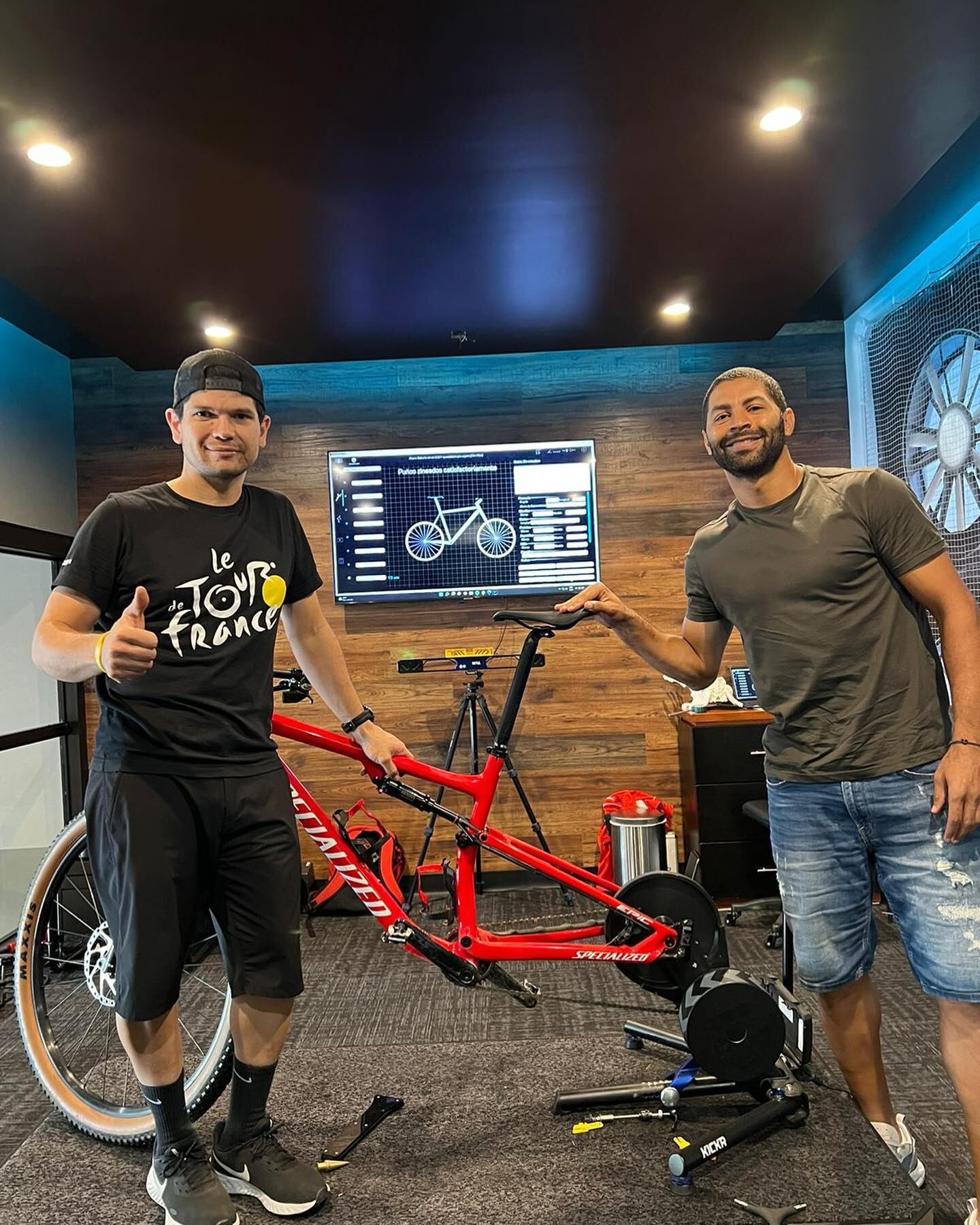 El pasado sábado 3 de setiembre, junto a otros 2.249 ciclistas, el exfutbolista Álvaro Saborío debutó en una competencia de ciclismo después del retiro, la Volcano 100, una competencia alrededor de volcán Rincón de la Vieja